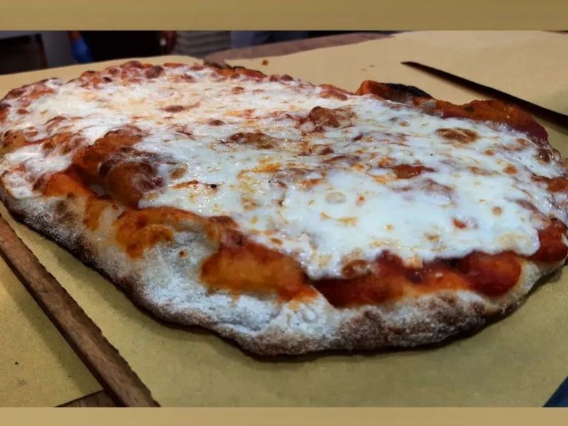 Dopo le abbuffate di Natale, la soluzione è una pinsa leggera e gustosa di Deus.